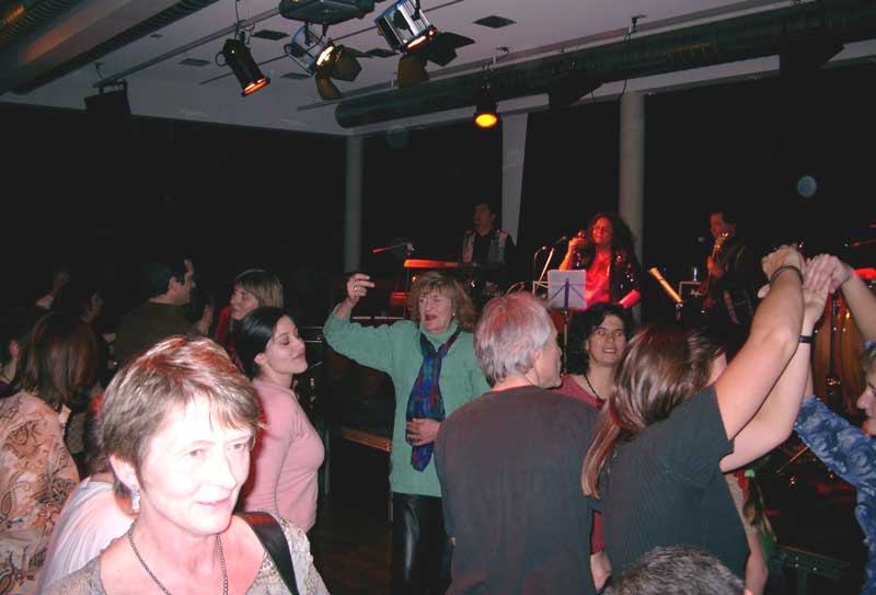 Publikum tanzend beim Erffnungskonzert mit "Tierra Nueva"